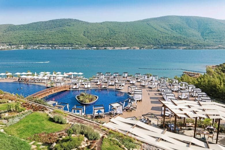 Luxury Pool on the Lake